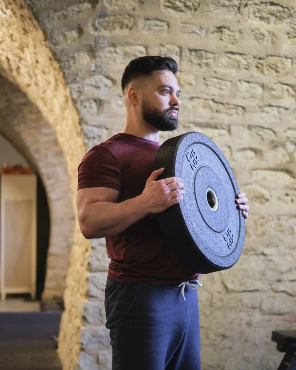 Votre coach, coach sportif à Bordeaux Nansouty, devant un mur en pierre
